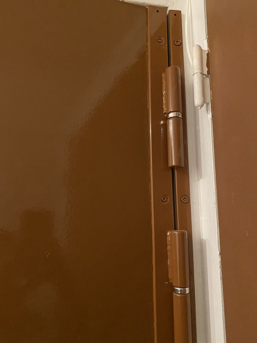 Barre de pivot anti-dégondage posée lors du blindage de la porte à Beaumont-sur-Oise