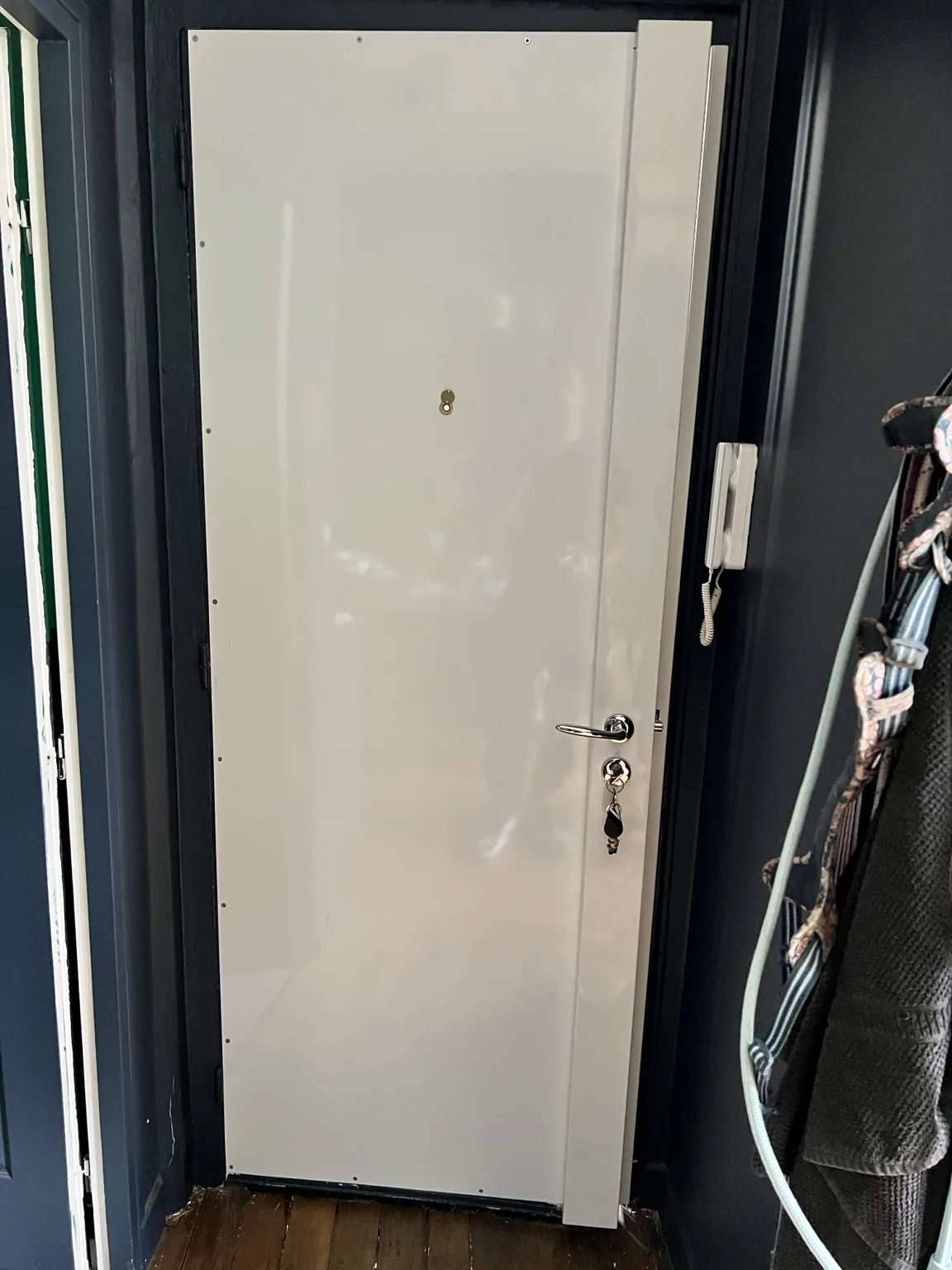 Blindage de porte posé après tentative d’effraction