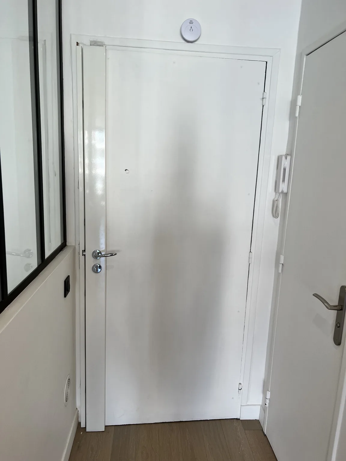 Blindage de porte blanc en appartement