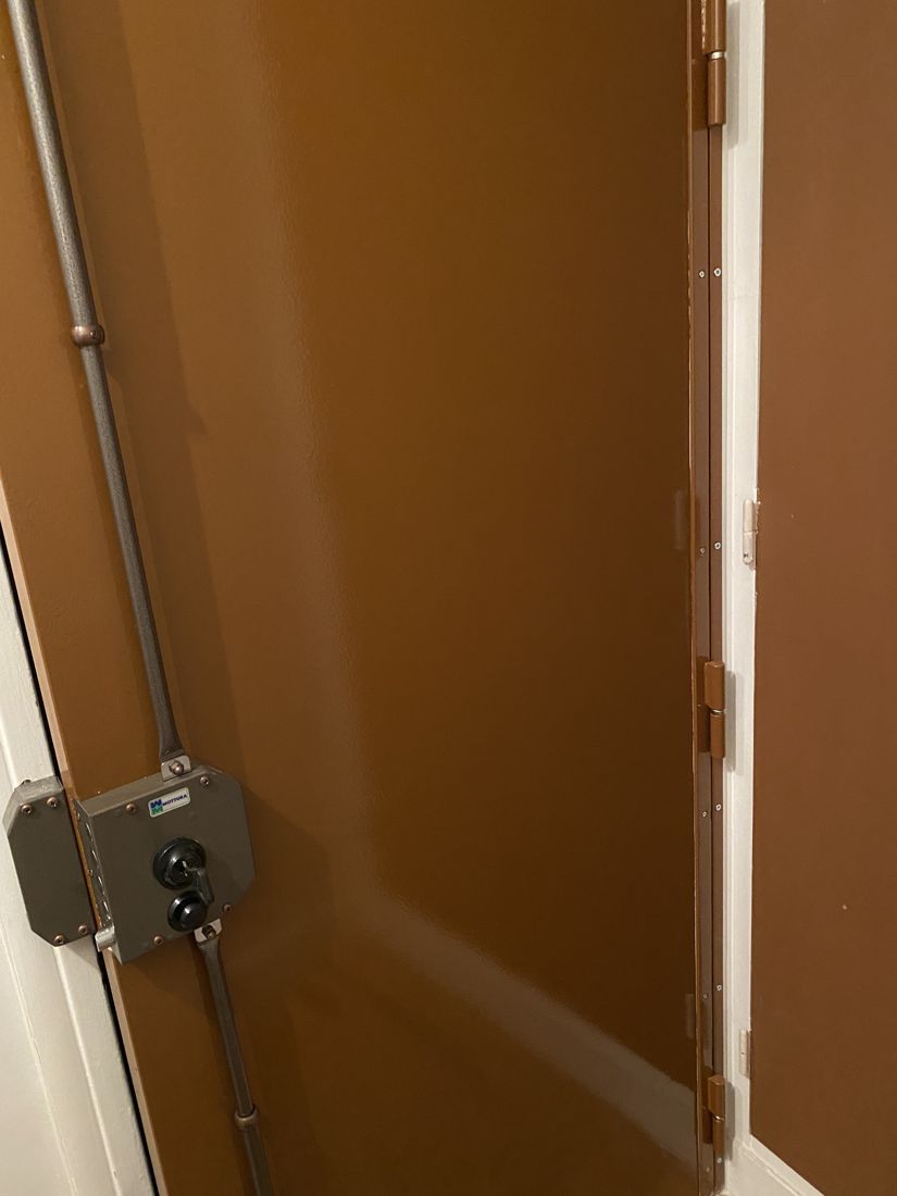 Porte d'appartement blindée avec serrure 3 points Mottura et barre de pivot, à Beaumont-sur-Oise (95)
