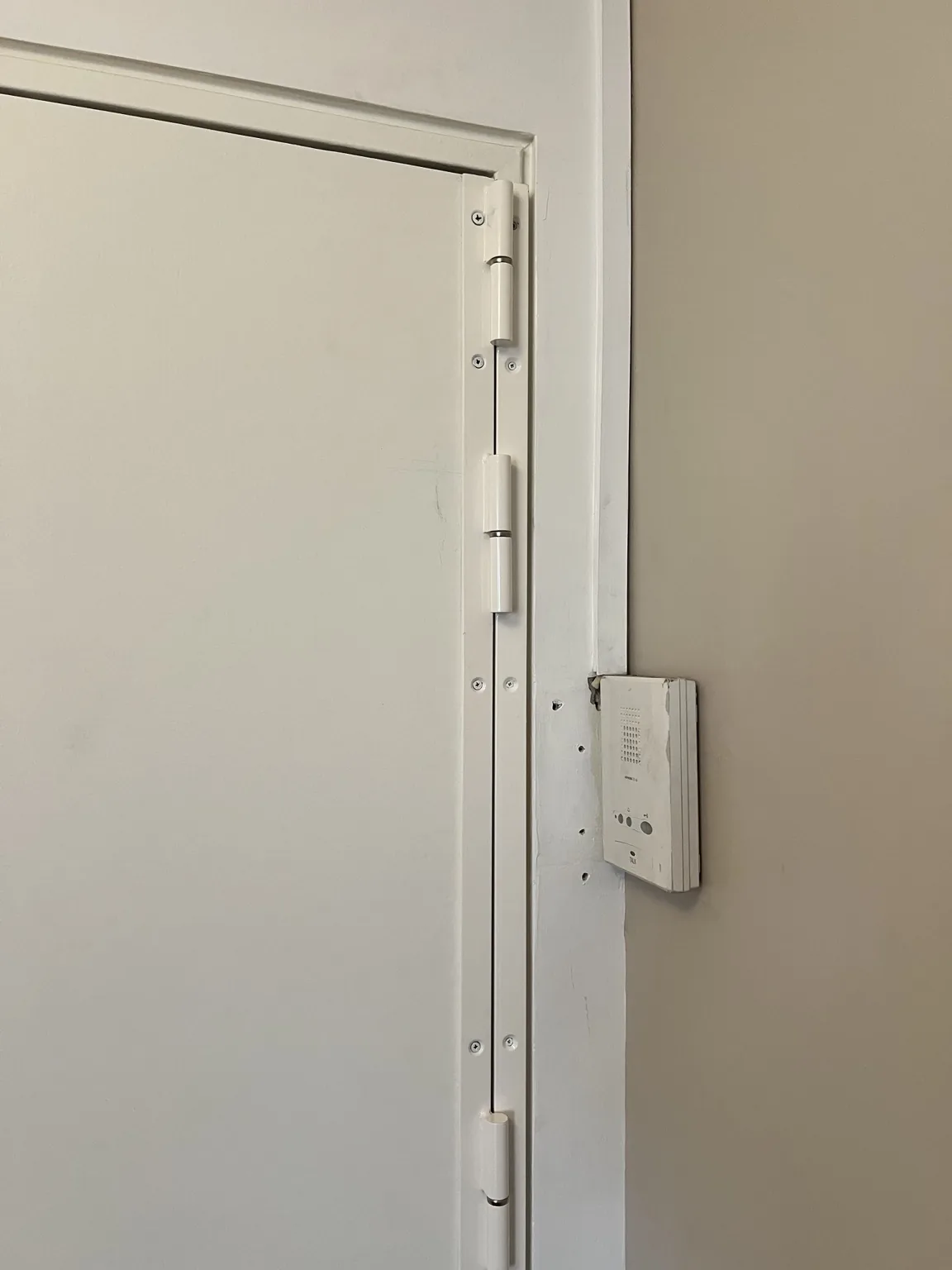 Pose de cornières anti-pince sur une porte d’entrée