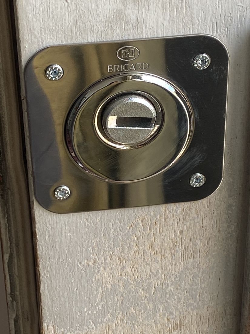 Cylindre Bricard haute sécurité et plaque de protection posés à Viarmes