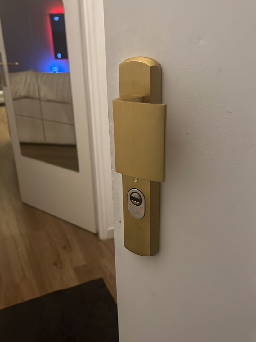 Ouverture de porte claquée à la radio dans un immeuble à Sarcelles