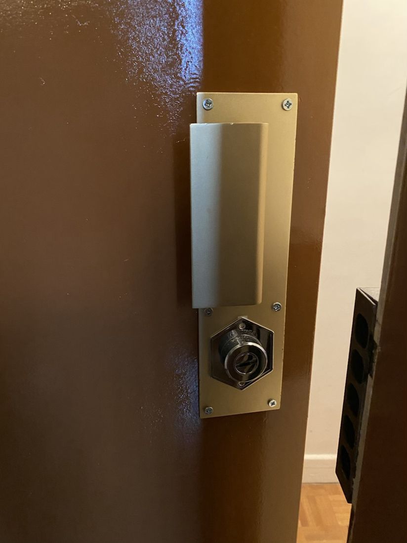 Poignée à tirage de la porte blindée à Beaumont-sur-Oise