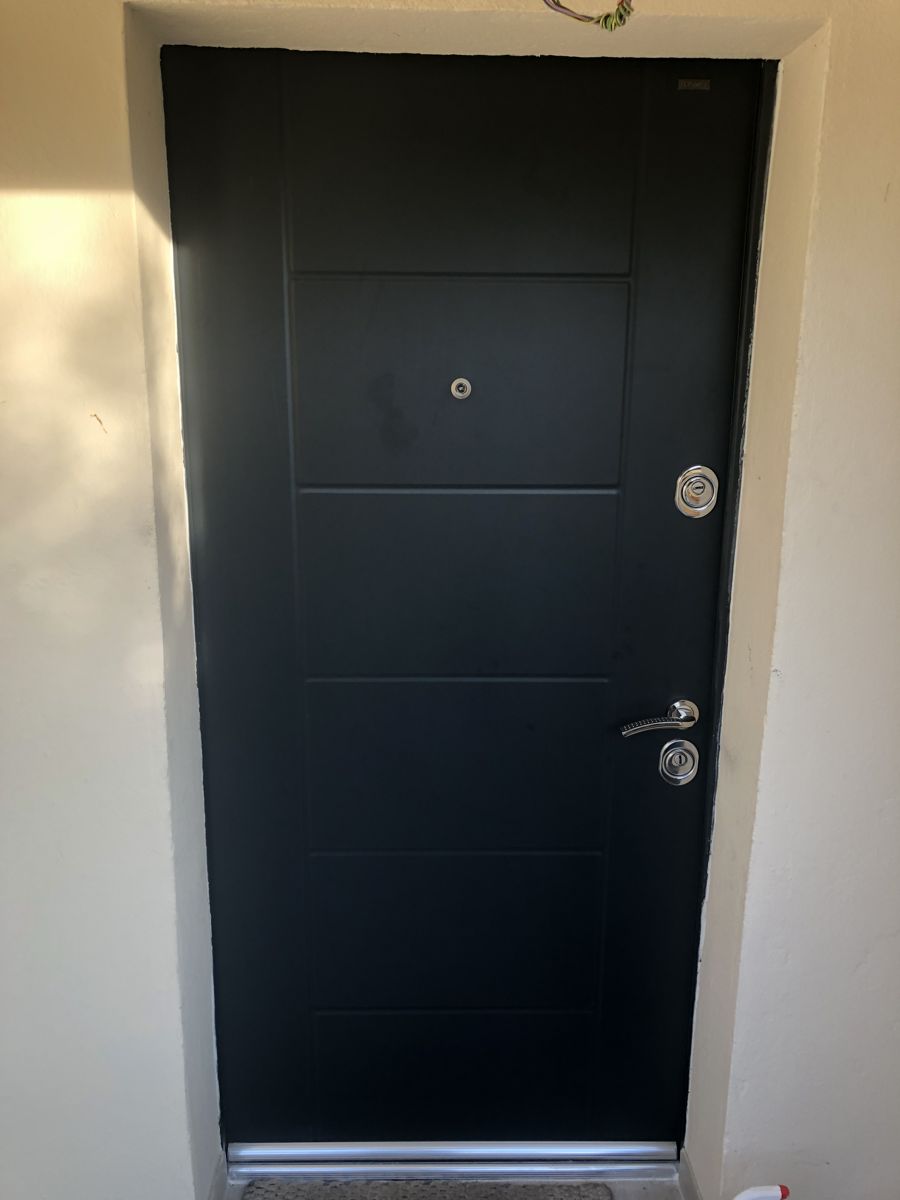 Après : porte blindée anthracite installée après cambriolage à Montmagny (95), vue extérieure