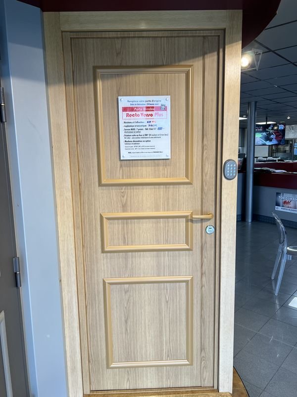 Porte blindée bois clair posée dans le 95