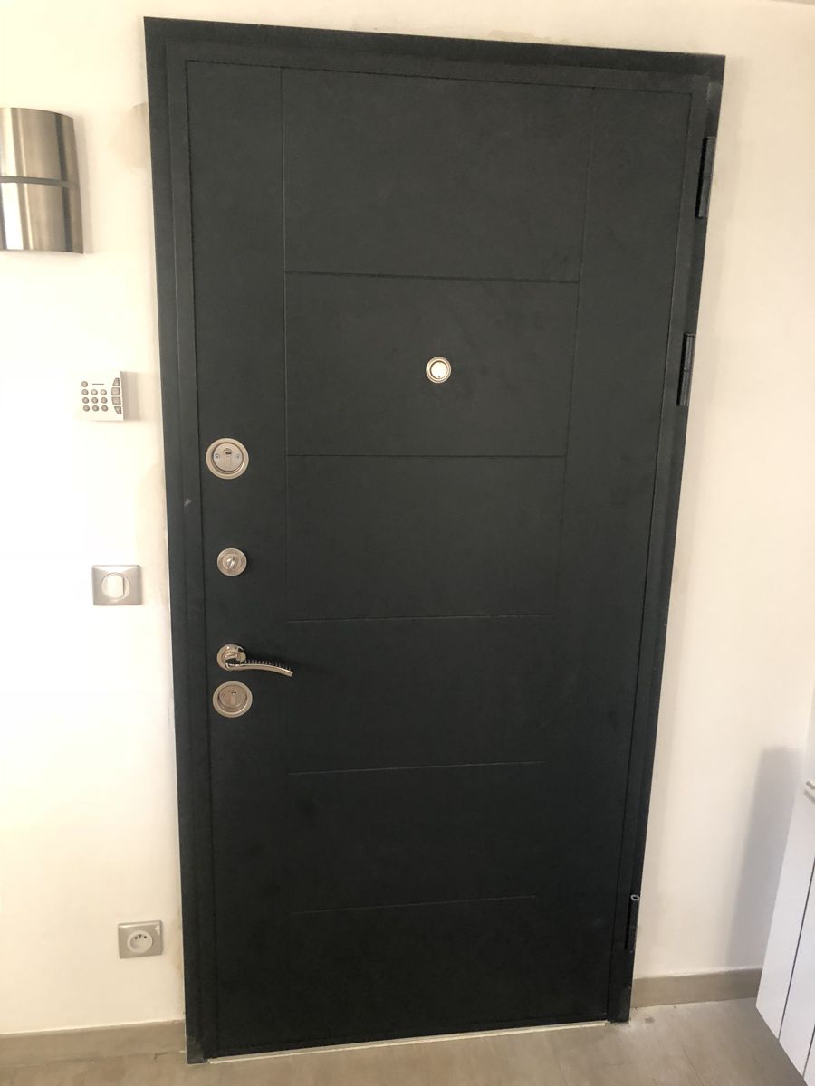 Après : intérieur de la porte blindée avec serrure multipoints haute sécurité posée à Montmagny