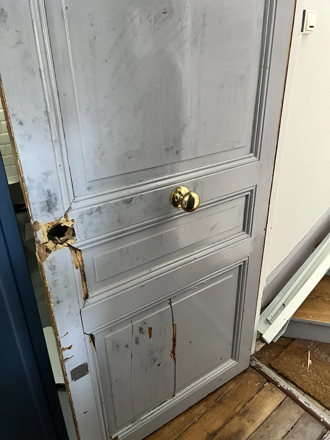 Porte endommagée après tentative d’effraction avant réparation