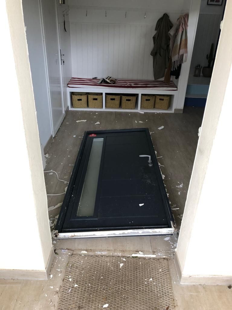 Avant : porte d'entrée de pavillon fracturée lors d'un cambriolage, déposée pour remplacement à Montmagny (95)