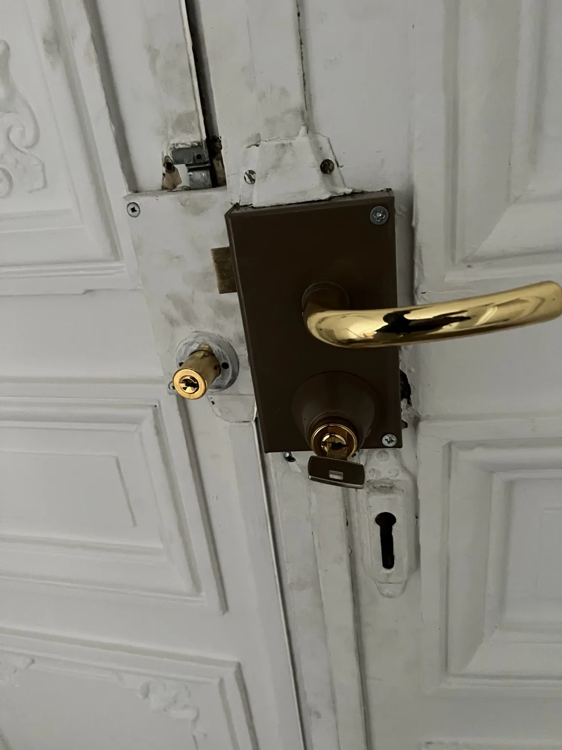 Remplacement d’une serrure en applique sur porte d’entrée