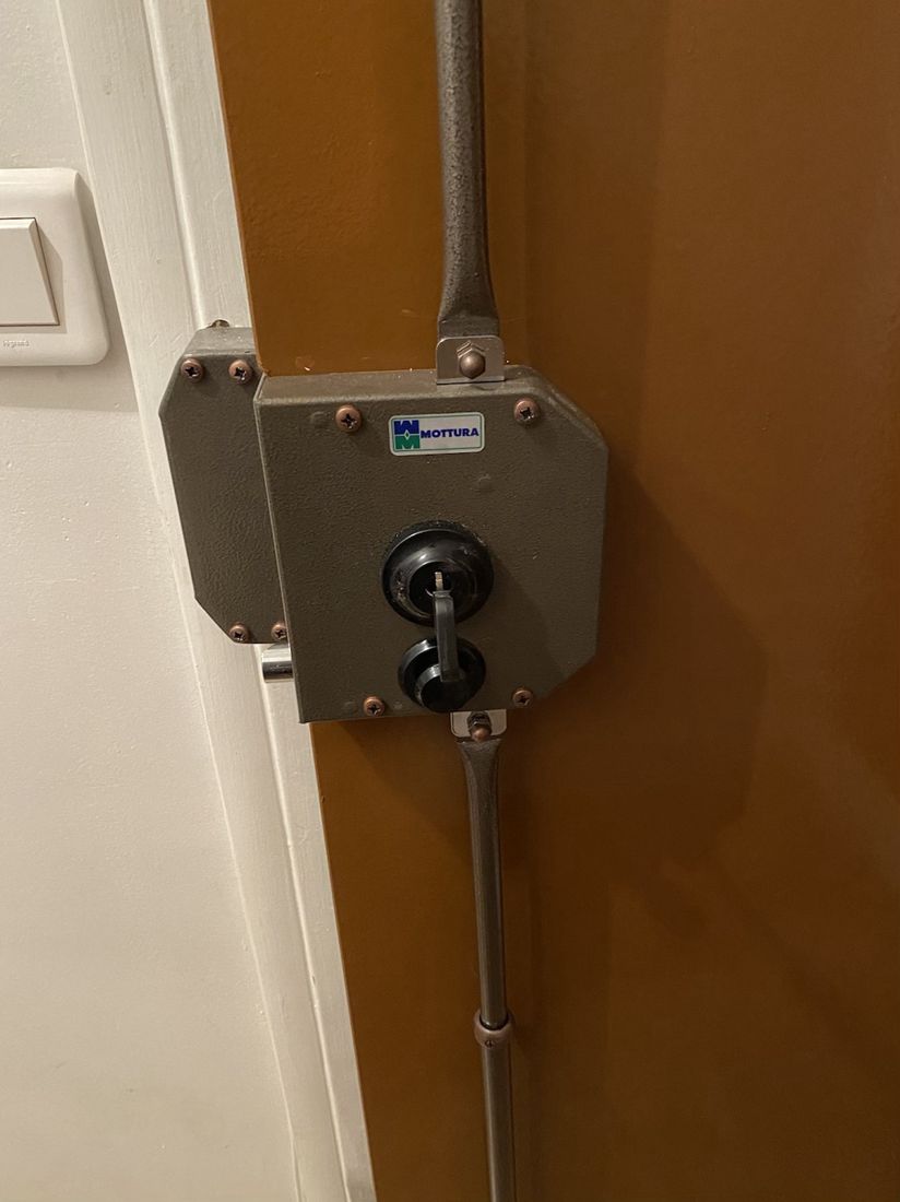 Serrure 3 points de haute sûreté Mottura posée sur une porte d'immeuble à Beaumont-sur-Oise (95)