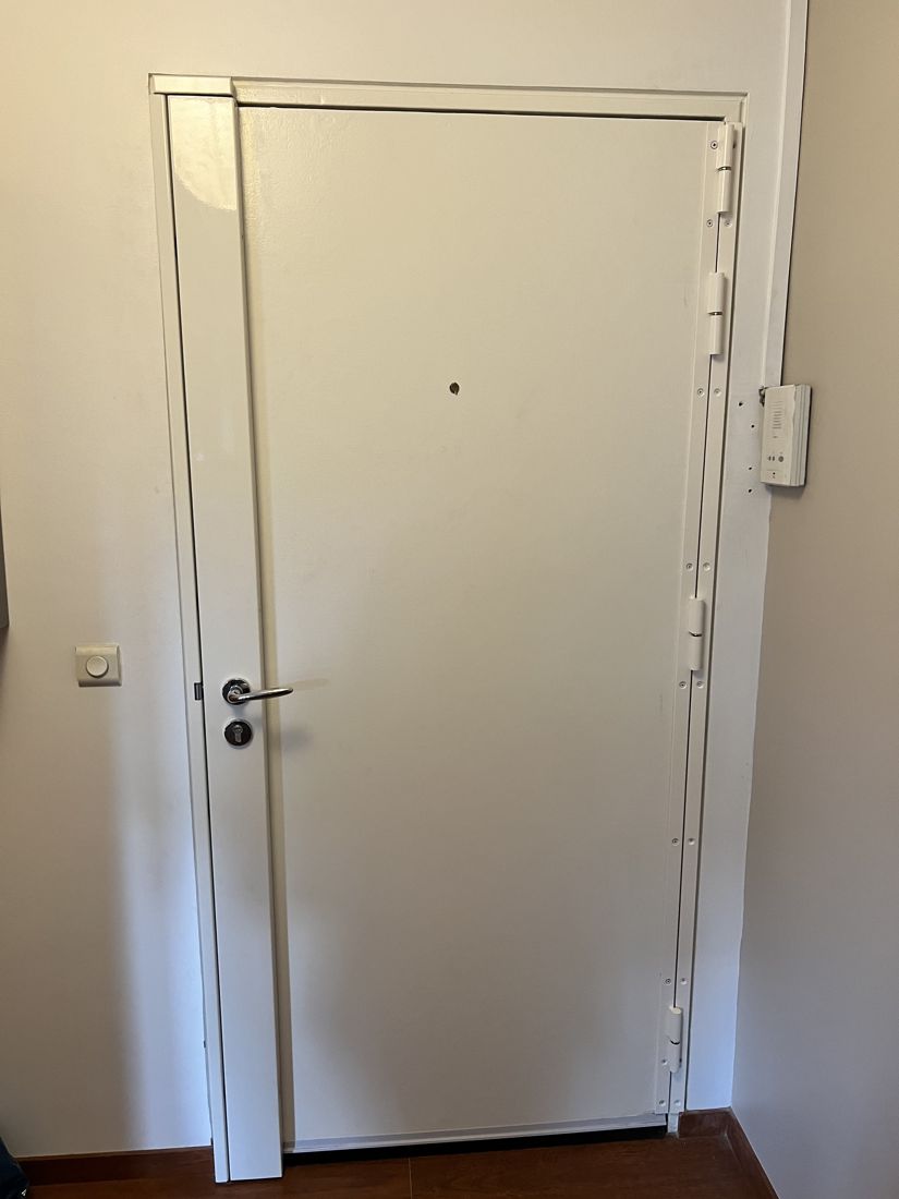 Serrure 5 points carénée et barre de pivot installées sur une porte d'appartement à Groslay