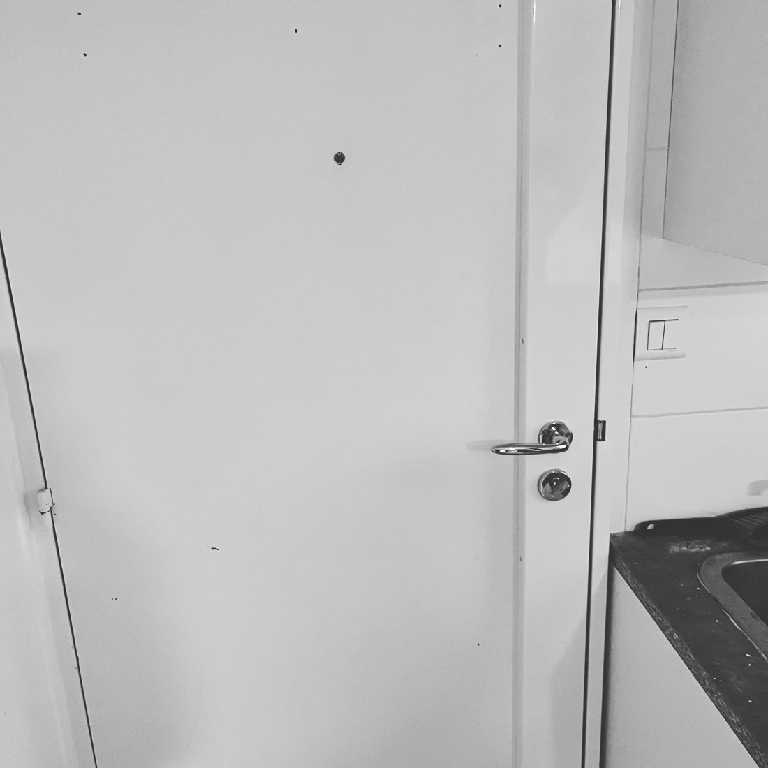 Serrure 5 points carénée blanche posée sur une porte d'appartement à Bouffémont