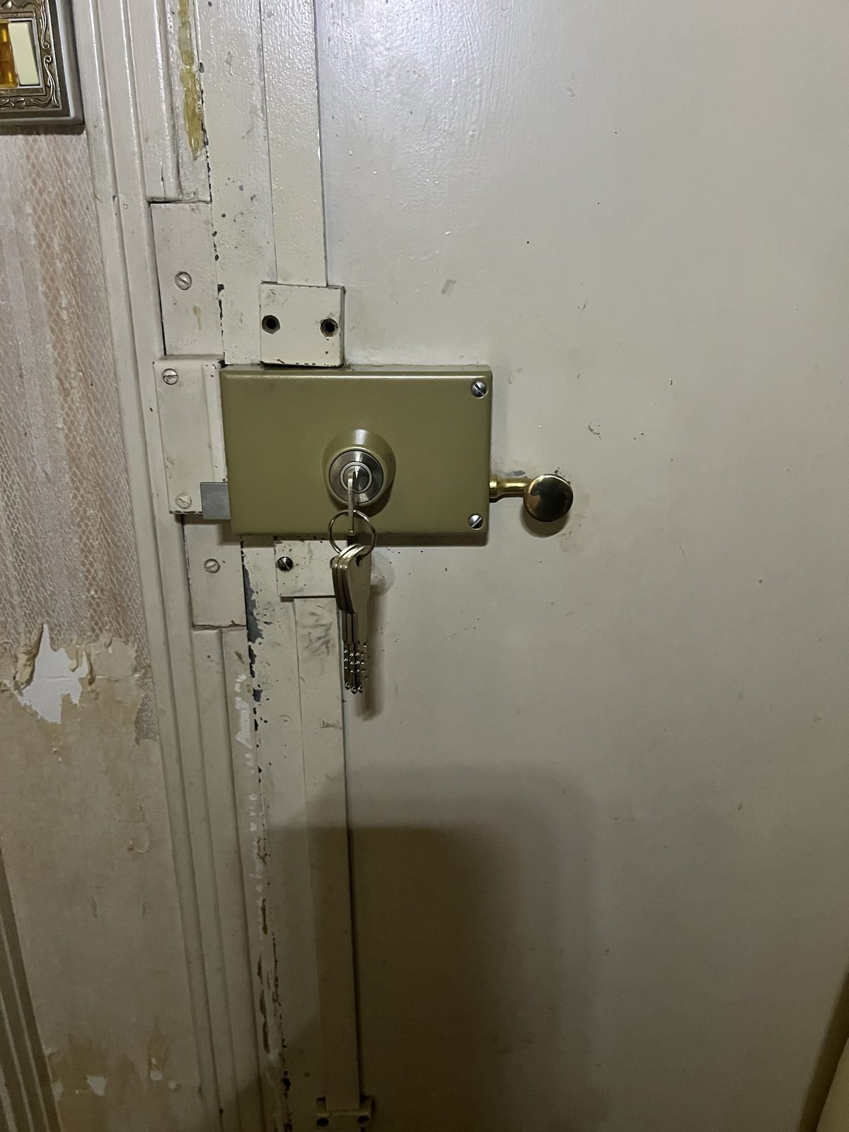 Serrure en applique 3 points sur porte d'entrée d'appartement, dépannage et remplacement