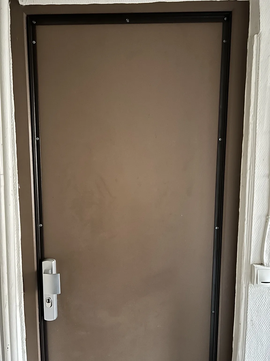 Serrure haute sécurité installée sur une porte blindée