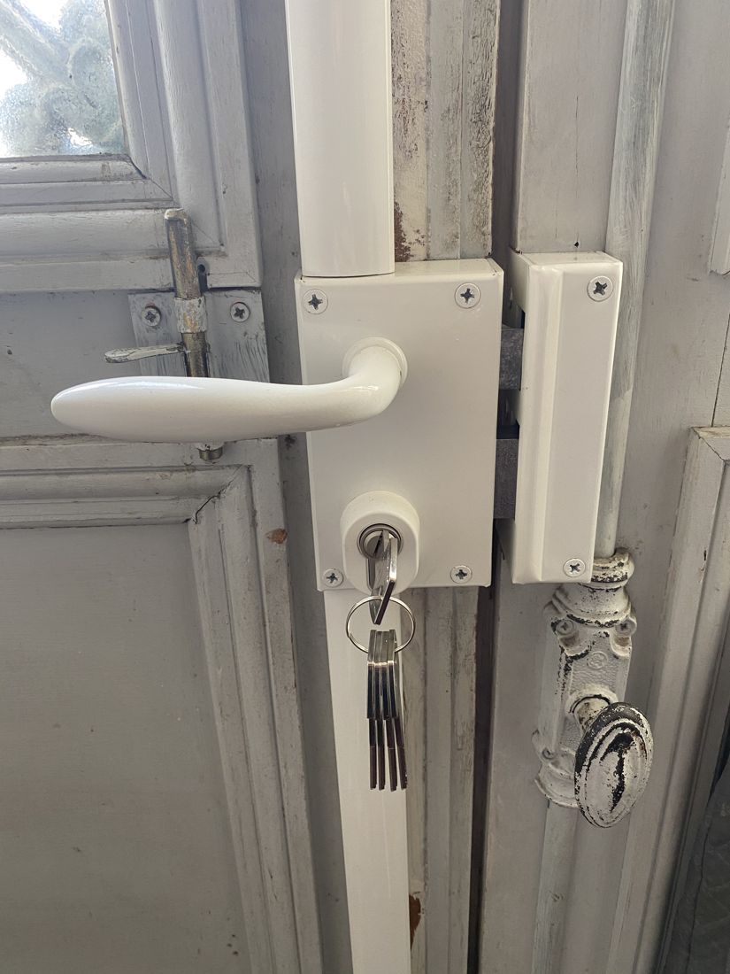 Serrure multipoints Bricard en applique posée sur la porte d'une église à Viarmes (95)