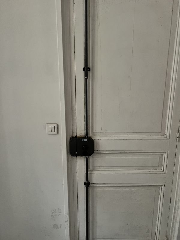 Verrou de sûreté vertical sur porte ancienne